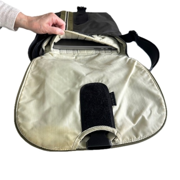 Crumpler Unisex Lightweight Friday Nylons Vertical Messenger Laptop Bag - Picture 4 of 17